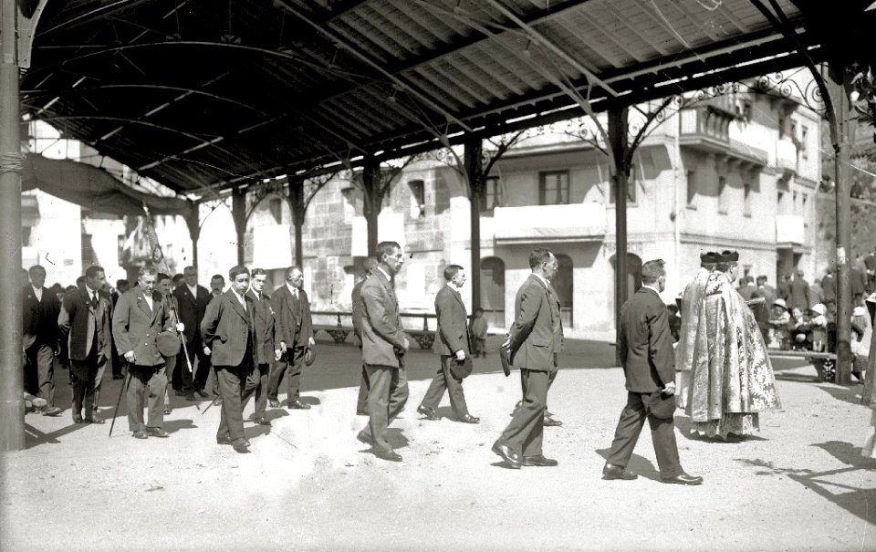 Celebración de una procesión en la localidad de Orio (2 de 3) - Fondo Car-Kutxa Fototeka