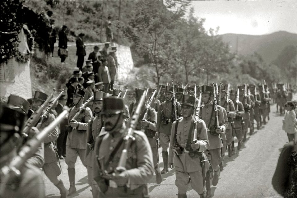 Celebración de un acto castrense en honor a las víctimas del fusilamiento de Endarlaza en la localidad de Irun (4 de 6) - Fondo Car-Kutxa Fototeka