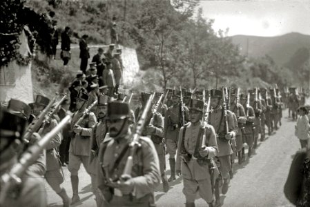 Celebración de un acto castrense en honor a las víctimas del fusilamiento de Endarlaza en la localidad de Irun (4 de 6) - Fondo Car-Kutxa Fototeka