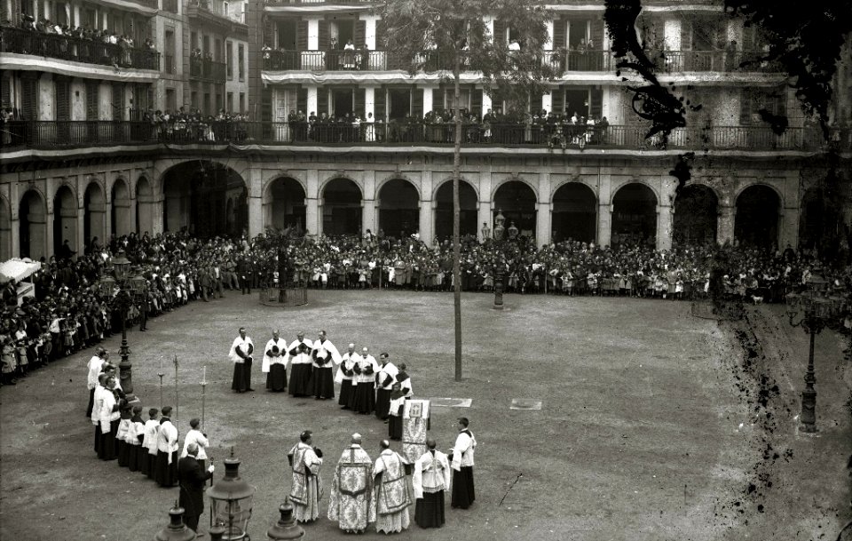 Celebración de un acto en la plaza de la Constitución con motivo de la fiestas de San Juan (1 de 2) - Fondo Car-Kutxa Fototeka