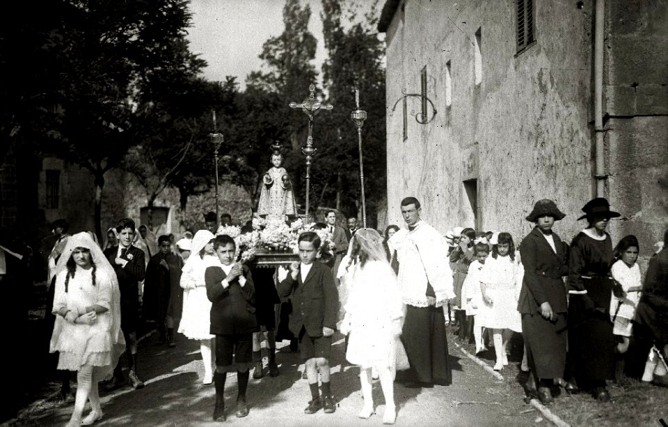 Celebración de una procesión religiosa en la localidad de Hernani (1 de 8) - Fondo Car-Kutxa Fototeka
