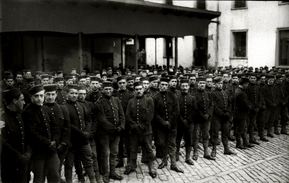 Celebración de un acto castrense en el patio del cuartel de San Telmo (5 de 6) - Fondo Car-Kutxa Fototeka