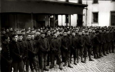Celebración de un acto castrense en el patio del cuartel de San Telmo (5 de 6) - Fondo Car-Kutxa Fototeka
