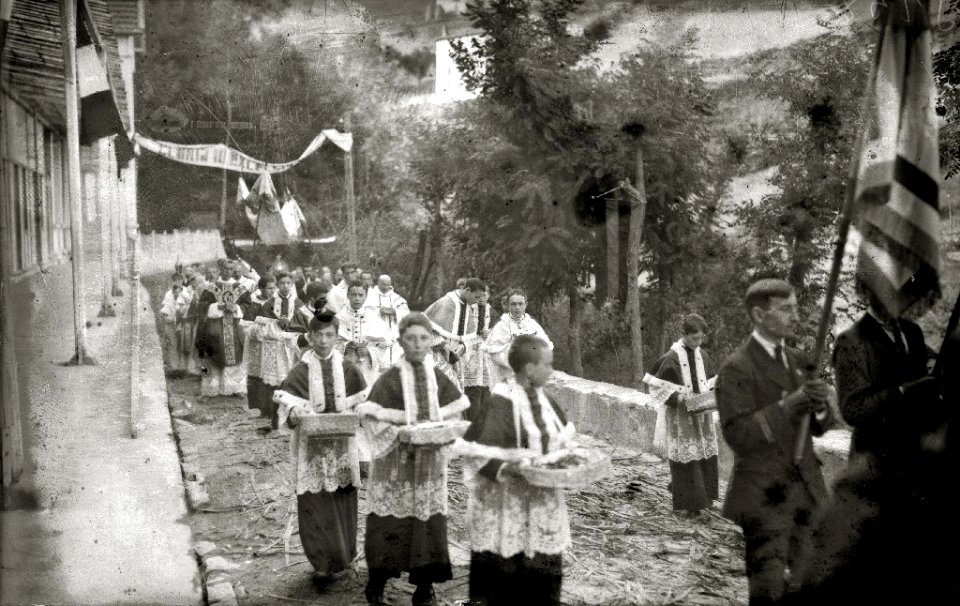 Celebración de un acto religioso en el Colegio Captier y en la gruta de Lourdes Txiki en Igeldo (1 de 9) - Fondo Car-Kutxa Fototeka