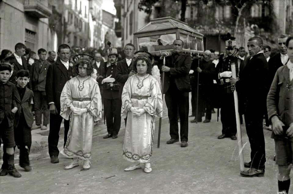 Celebración de una procesión religiosa en la localidad de Hernani (5 de 8) - Fondo Car-Kutxa Fototeka