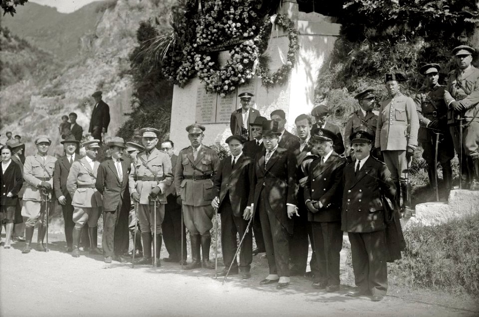 Celebración de un acto castrense en honor a las víctimas del fusilamiento de Endarlaza en la localidad de Irun (3 de 6) - Fondo Car-Kutxa Fototeka