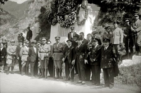 Celebración de un acto castrense en honor a las víctimas del fusilamiento de Endarlaza en la localidad de Irun (3 de 6) - Fondo Car-Kutxa Fototeka