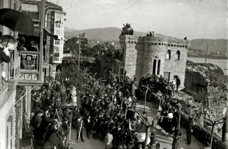 Celebración de una procesión religiosa en la localidad de Hondarribia (4 de 5) - Fondo Car-Kutxa Fototeka