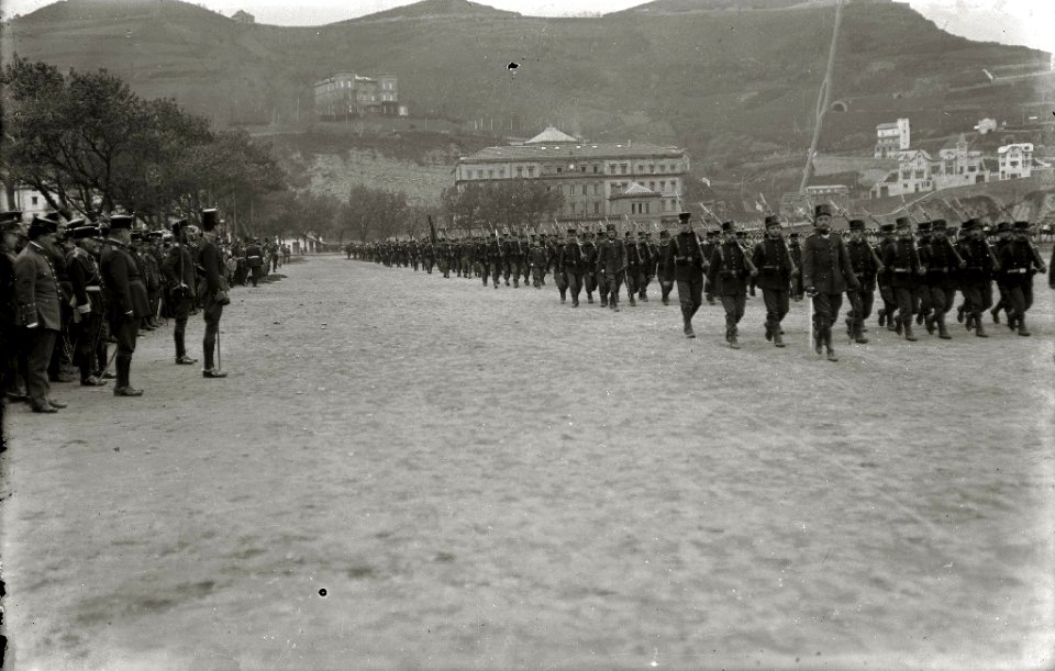 Celebración de un acto castrense en la playa de Ondarreta (1 de 1) - Fondo Car-Kutxa Fototeka