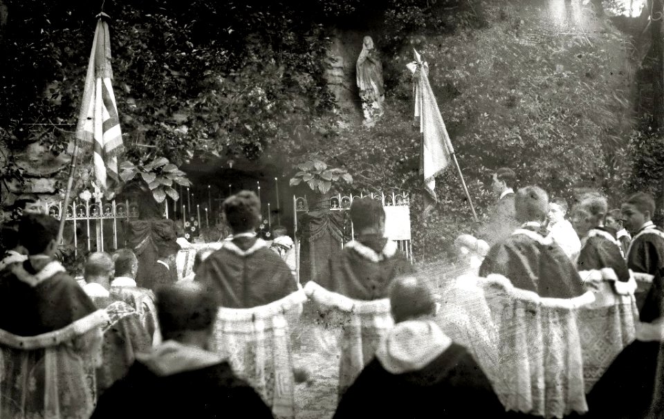 Celebración de un acto religioso en el Colegio Captier y en la gruta de Lourdes Txiki en Igeldo (9 de 9) - Fondo Car-Kutxa Fototeka