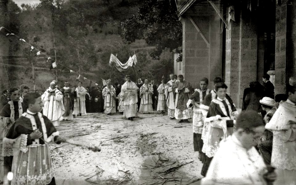 Celebración de un acto religioso en el Colegio Captier y en la gruta de Lourdes Txiki en Igeldo (4 de 9) - Fondo Car-Kutxa Fototeka