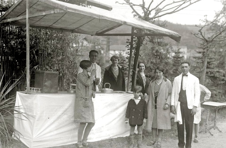 Celebración de una fiesta en 'los Campos Elíseos' del barrio de Martutene (2 de 6) - Fondo Car-Kutxa Fototeka