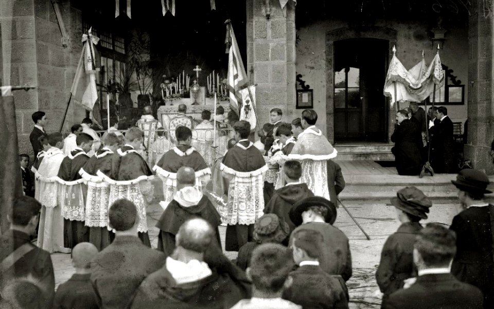 Celebración de un acto religioso en el Colegio Captier y en la gruta de Lourdes Txiki en Igeldo (8 de 9) - Fondo Car-Kutxa Fototeka
