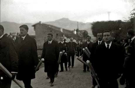 Celebración de una procesión religiosa en la localidad de Hondarribia (5 de 5) - Fondo Car-Kutxa Fototeka