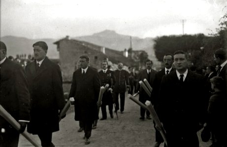 Celebración de una procesión religiosa en la localidad de Hondarribia (5 de 5) - Fondo Car-Kutxa Fototeka photo