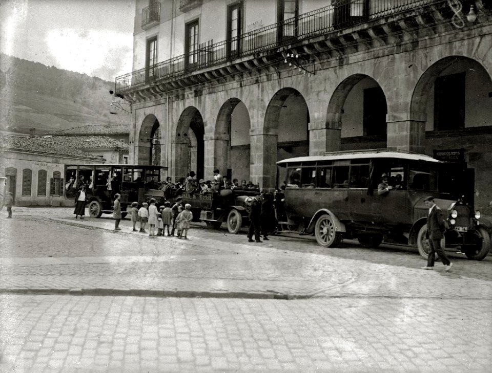 Celebración de una romería a Arantzazu (3 de 30) - Fondo Car-Kutxa Fototeka