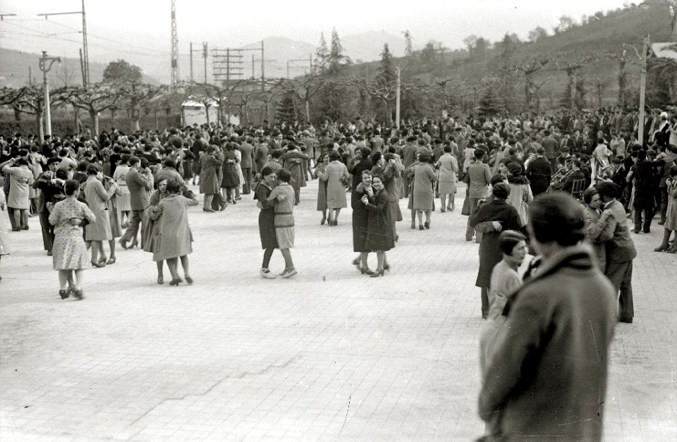 Celebración de una fiesta en 'los Campos Elíseos' del barrio de Martutene (1 de 6) - Fondo Car-Kutxa Fototeka