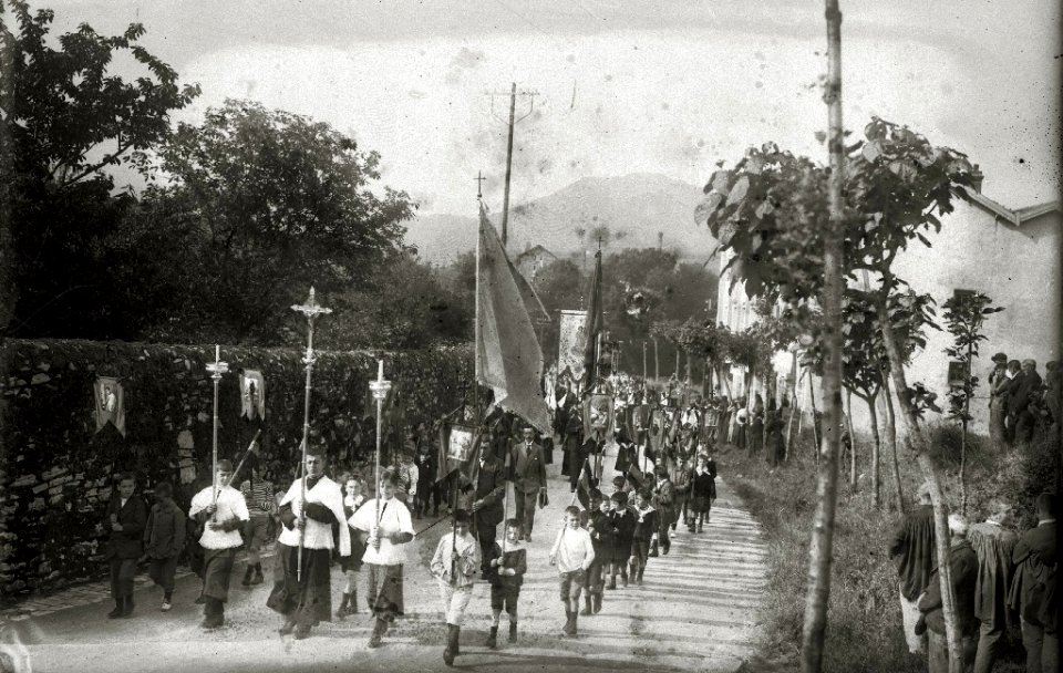 Celebración de una procesión religiosa (2 de 2) - Fondo Car-Kutxa Fototeka