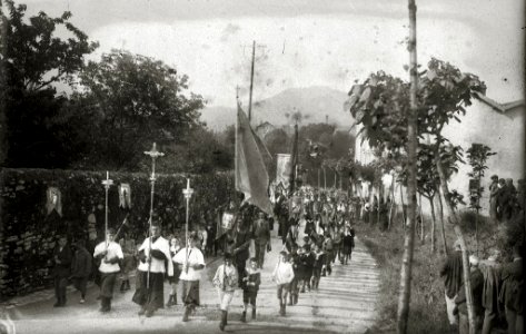 Celebración de una procesión religiosa (2 de 2) - Fondo Car-Kutxa Fototeka