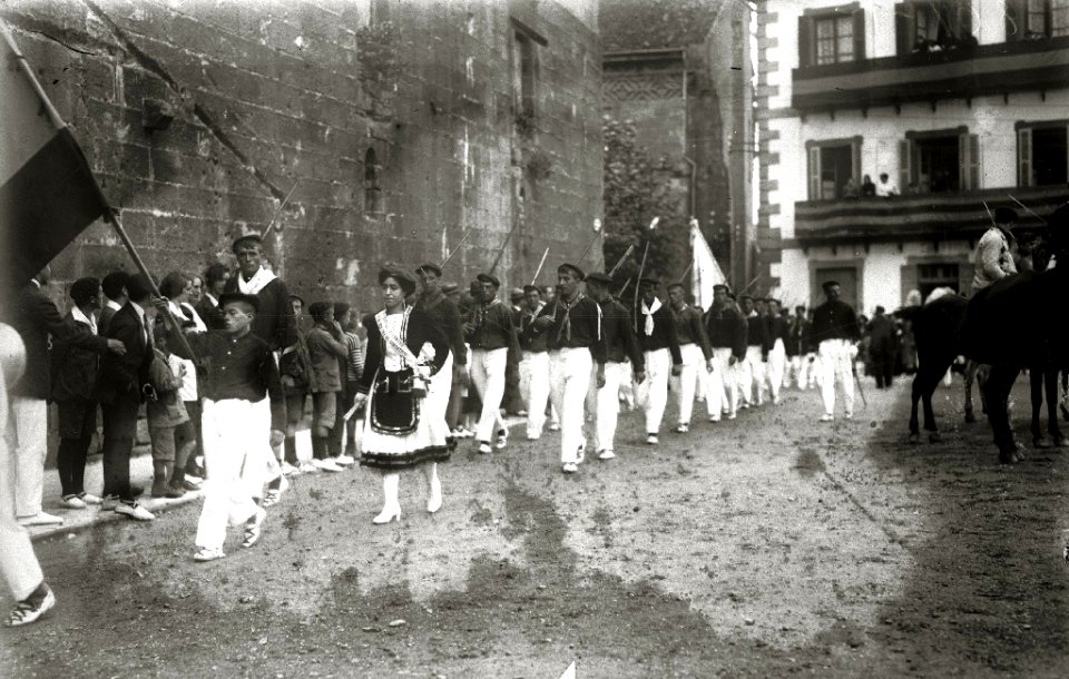 Celebración del alarde de Hondarribia con motivo de la celebración de sus fiestas patronales (5 de 12) - Fondo Car-Kutxa Fototeka