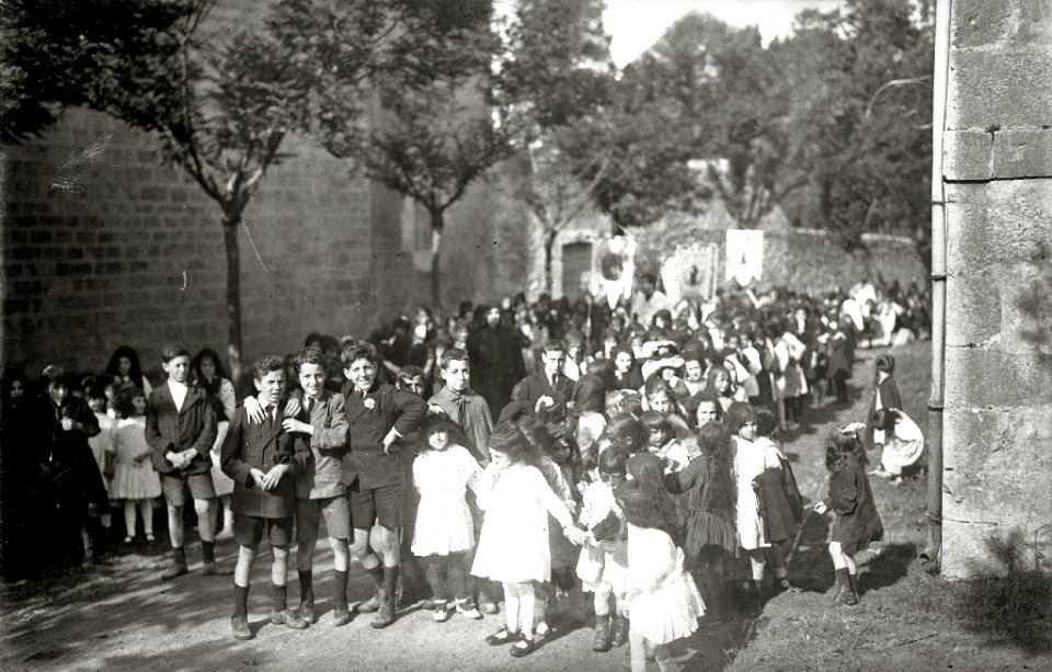 Celebración de una procesión religiosa en Hernani (3 de 4) - Fondo Car-Kutxa Fototeka