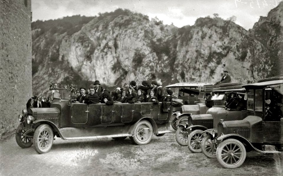 Celebración de una romería a Arantzazu (14 de 30) - Fondo Car-Kutxa Fototeka