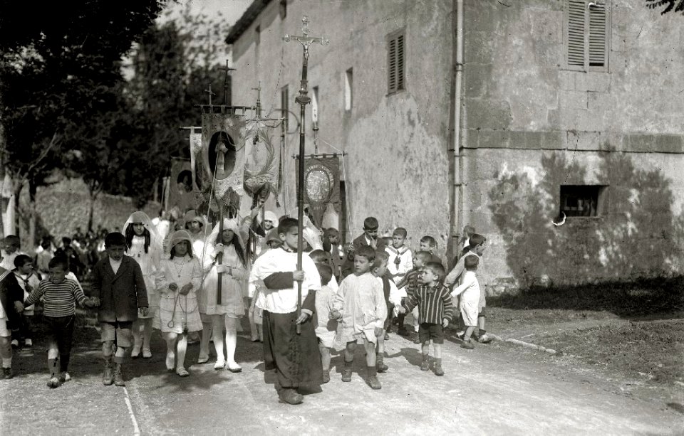 Celebración de una procesión religiosa en la localidad de Hernani (3 de 8) - Fondo Car-Kutxa Fototeka