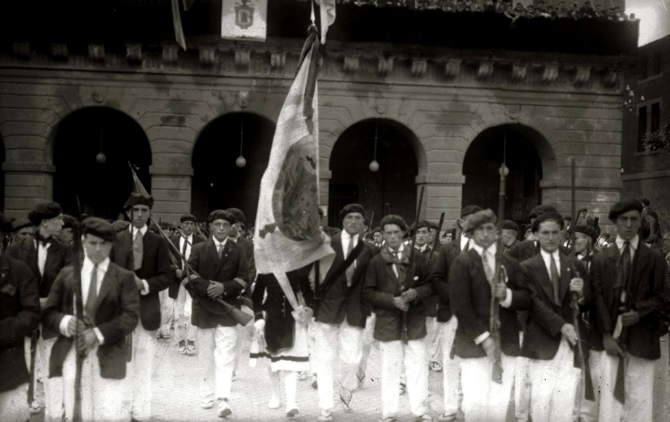 Celebración del alarde de Irun con motivo de las fiestas de San Marcial (14 de 49) - Fondo Car-Kutxa Fototeka