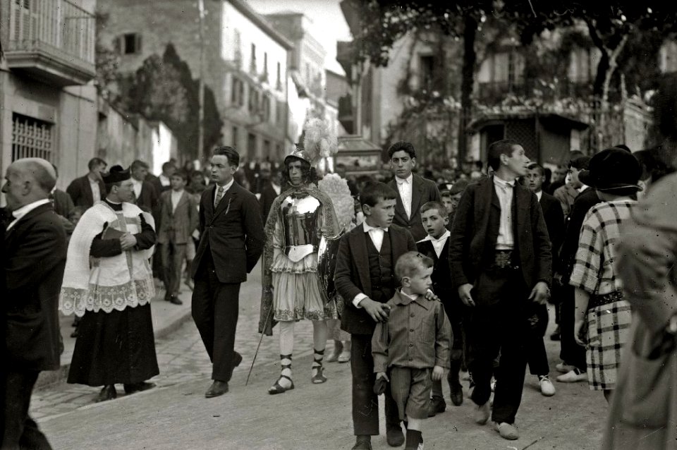 Celebración de una procesión religiosa en la localidad de Hernani (7 de 8) - Fondo Car-Kutxa Fototeka
