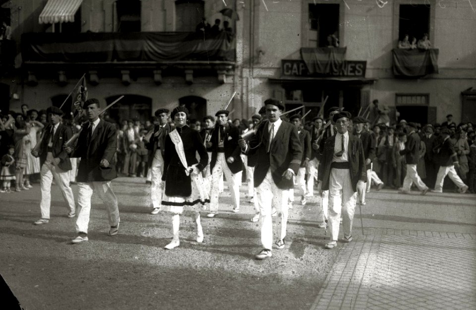 Celebración del alarde de Irun con motivo de las fiestas de San Marcial (11 de 49) - Fondo Car-Kutxa Fototeka
