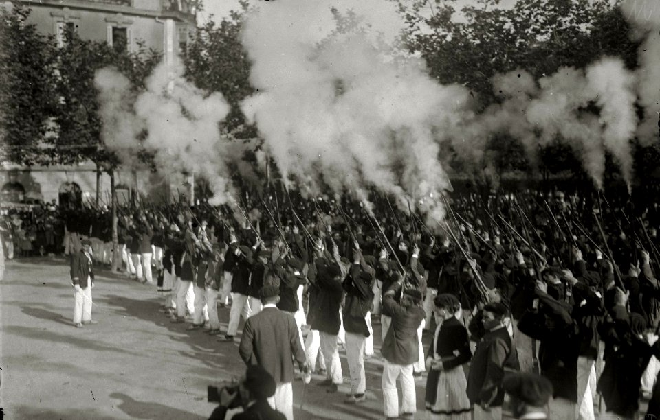 Celebración del alarde de Irun con motivo de las fiestas de San Marcial (9 de 49) - Fondo Car-Kutxa Fototeka