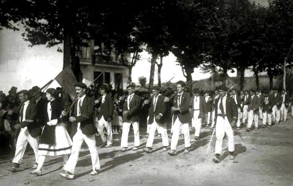 Celebración del alarde de Irun con motivo de las fiestas de San Marcial (8 de 49) - Fondo Car-Kutxa Fototeka