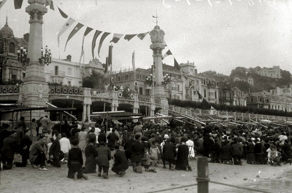 Celebración religiosa, personas arrodilladas en la rotonda de los Relojes del paseo de los Baños (1 de 1) - Fondo Car-Kutxa Fototeka