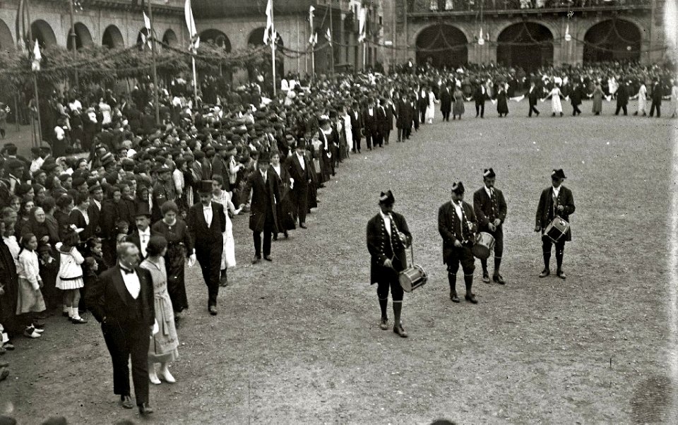 Celebración del I Congreso Internacional de Estudios Vascos de Eusko Ikaskuntza en la localidad de Oñati (8 de 9) - Fondo Car-Kutxa Fototeka