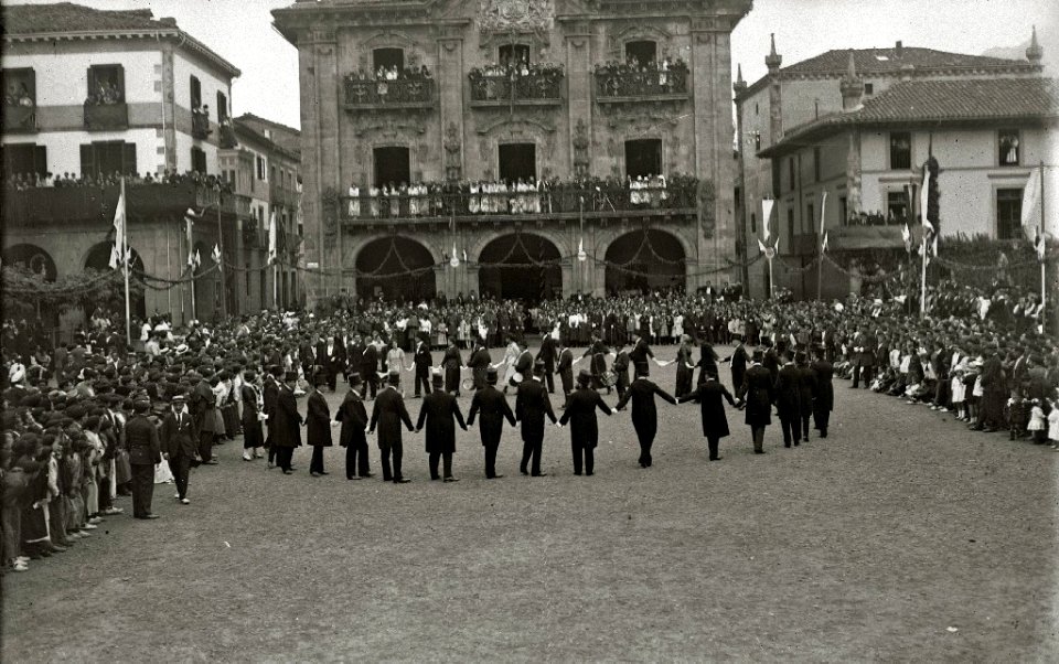 Celebración del I Congreso Internacional de Estudios Vascos de Eusko Ikaskuntza en la localidad de Oñati (7 de 9) - Fondo Car-Kutxa Fototeka