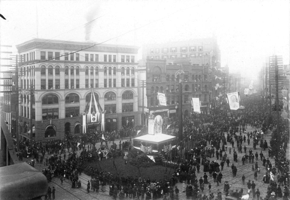 Celebration in Pioneer Square in honor of the return of the volunteers from the Spanish American War, Seattle, Washington, ca (HESTER 347)
