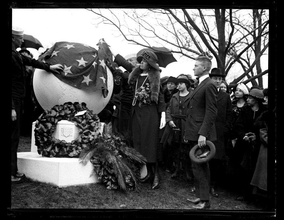 Ceremony at memorial LCCN2016891339