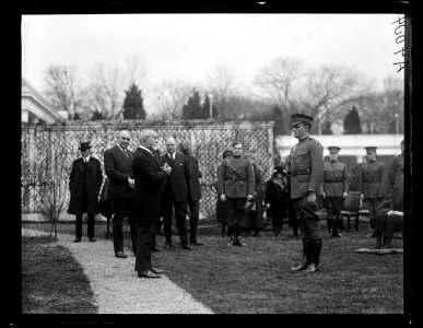 Ceremony outside White House with wounded soldier; Warren Harding at left. Washington, D.C. LCCN2016891184