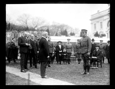 Ceremony outside White House with wounded soldier; Warren Harding at left. Washington, D.C. LCCN2016891182