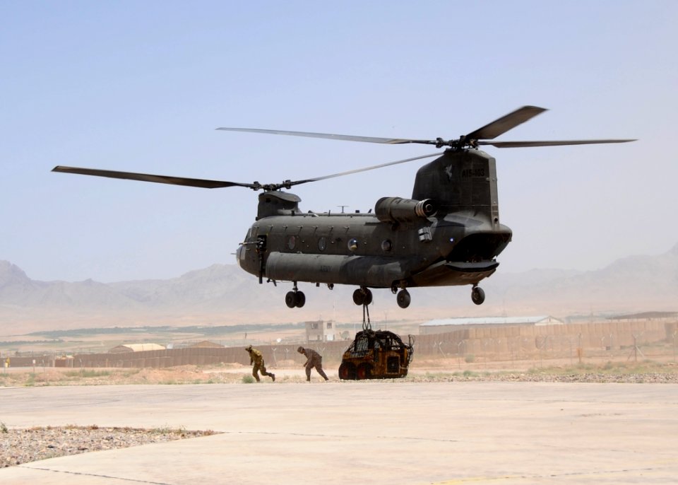 CH-47 Chinook Sling load 120517-N-OH262-650