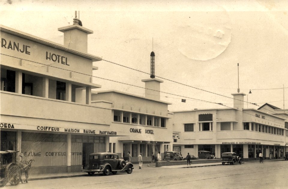 Collectie NMvWereldculturen, 7082-nf-1167, Ansichtkaart- Oranje Hotel in Surabaya, 1937