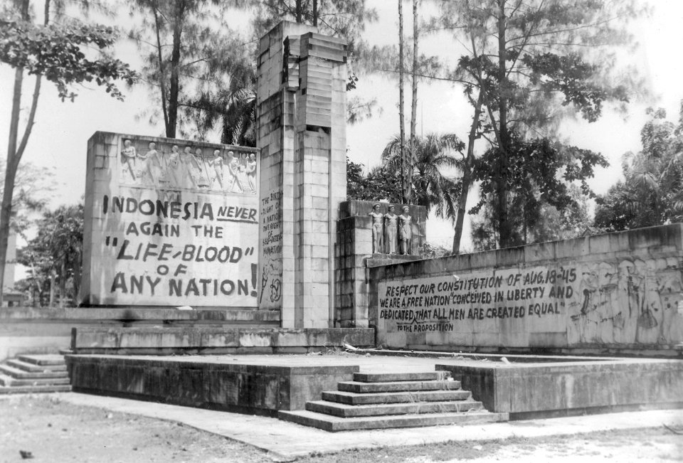 Collectie NMvWereldculturen, 7082-nf-683-14-1, Foto- Indonesian Nationalists slogans painted onto the monument of Governor-General van Heutsz of the Netherlands Indies, Netherlands Indies Government Information Service (NIGIS), 1945