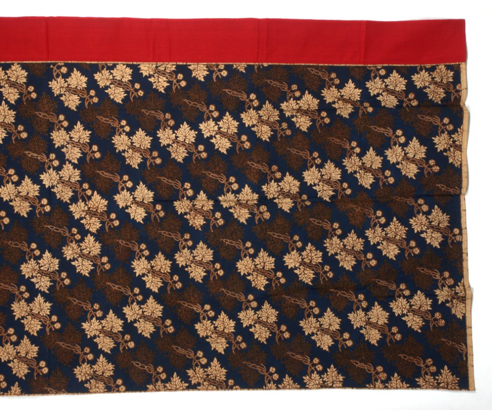 Collectie NMvWereldculturen, 7082-S-4393-31, Wikkelrok, 'Wikkelrok met bloem- en bladmotieven', Batikatelier van Lawick van Pabst, 1875-1900