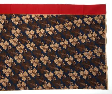 Collectie NMvWereldculturen, 7082-S-4393-31, Wikkelrok, 'Wikkelrok met bloem- en bladmotieven', Batikatelier van Lawick van Pabst, 1875-1900