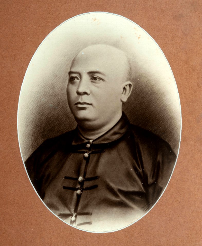 Collectie NMvWereldculturen, 7095-5, Portretfoto, 'Studioportret van Tan Goan Piauw = Tan Eng Tjoen (1835 - 1889)', fotograaf P. Herrmann, 1890-1910