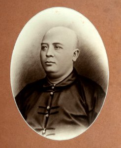 Collectie NMvWereldculturen, 7095-5, Portretfoto, 'Studioportret van Tan Goan Piauw = Tan Eng Tjoen (1835 - 1889)', fotograaf P. Herrmann, 1890-1910