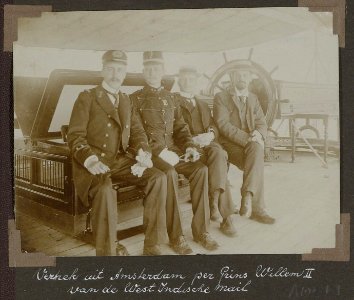 Collectie NMvWereldculturen, RV-A102-1-1, 'Vertrek uit Amsterdam per Prins Willem II van de West Indische mail'. Foto- G.M. Versteeg, 1903-1904