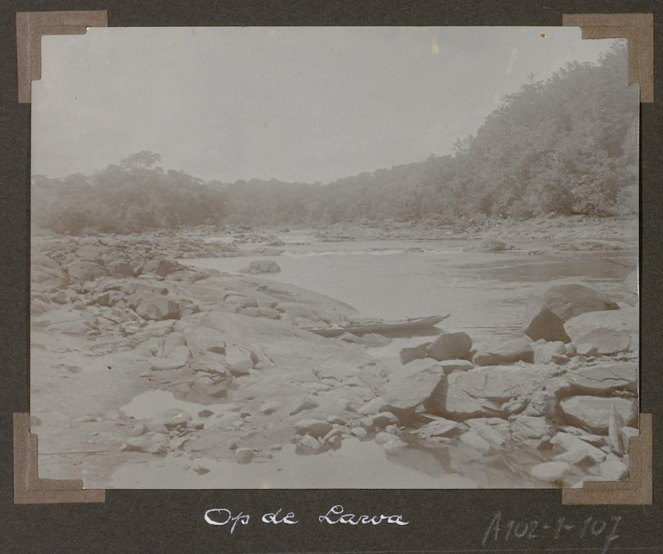 Collectie NMvWereldculturen, RV-A102-1-107, 'Op de Lawa'. Foto- G.M. Versteeg, 1903-1904