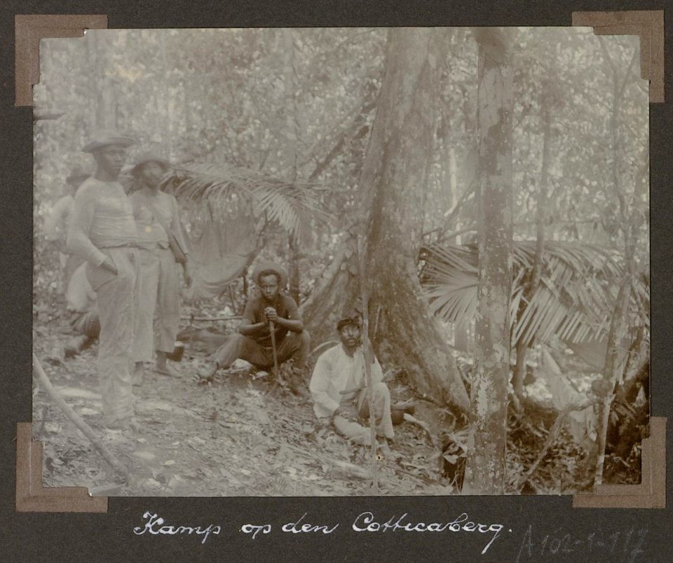 Collectie NMvWereldculturen, RV-A102-1-117, 'Kamp op den Cotticaberg'. Foto- G.M. Versteeg, 1903-1904