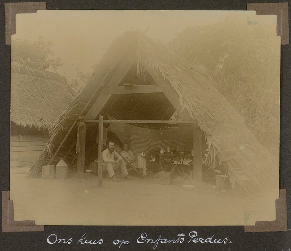 Collectie NMvWereldculturen, RV-A102-1-110, 'Ons huis op Enfants Perdus'. Foto- G.M. Versteeg, 1903-1904